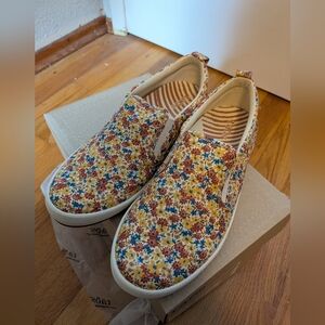NWT Taos Dandy Garden Floral Shoes - Size 8